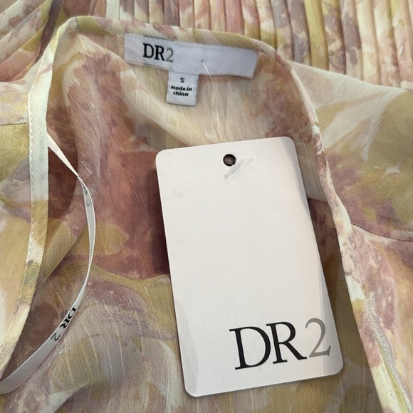 DR2 Floral Pleated V-Neck Women's Top size small - Picture 4 of 5